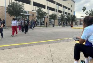 Migrantes denuncian maltrato en refugios en Texas