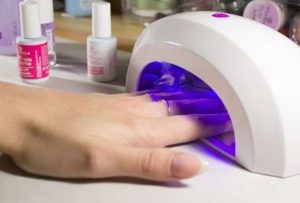 Médicos explican la razón por la que la manicura semipermanente puede causar cáncer