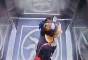 Mujer murió tras caer por el agujero de un ascensor en Indonesia