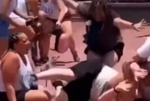 Dos familias se pelearon por una foto en Disney