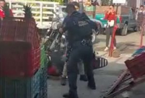 Un motociclista golpeó a policía tras recibir una infracción