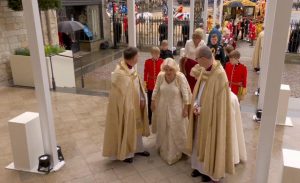 El espectacular y elegantísimo vestido de Camila de Inglaterra en la coronación de Carlos III: todos los detalles de su look