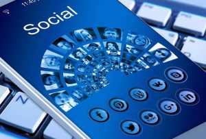 Facebook: Duro golpe para quien mira otro perfil sin tenerlo como contacto