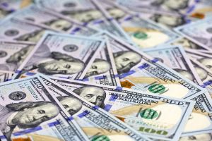 Mujer que estuvo viviendo en las calles se gana $5 millones con un raspadito de lotería