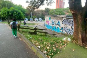 Una niña, de 8 años, fue abandonada en una escuela de Medellín