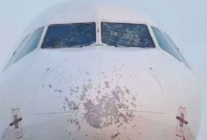 Pasajeros vivieron momentos de pánico tras desprender el parabrisas del avión