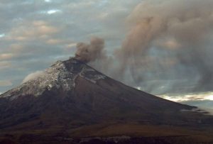 Volcán Cotopaxi: nube con ceniza avanza en dirección oeste