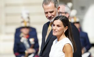 La reina Letizia deslumbra con el vestido blanco de Sfera baratísimo en la visita de Estado del presidente de Colombia