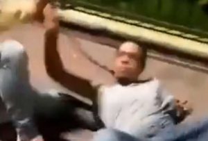 Lo encadenaron y golpearon por apuñalar a un perro