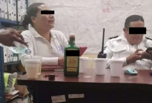 Policías municipales fueron grabados mientras bebían en la oficina  