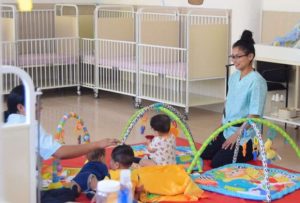 Compensación de USD 93 se entregará a funcionarios públicos para gastos de guardería