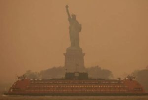 Una nube de humo naranja cubre Nueva York, tras incendios en Canadá