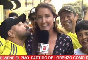 Periodista fue acosada mientras daba un informe en vivo