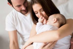 La Ley que incrementa permisos de paternidad y maternidad ya está vigente en Ecuador