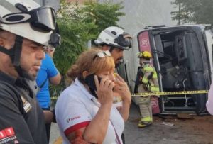 Un autobús sin frenos chocó a otras unidades y se volcó
