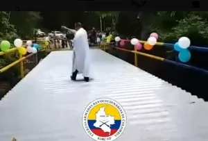 Ministro colombiano regaña a militares por un video de guerrilleros inaugurando obras