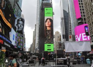 Artista ecuatoriana aparece en Times Square con Spotify