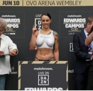 La campeona mundial Cherneka Johnson acude al pesaje en toples y body painting