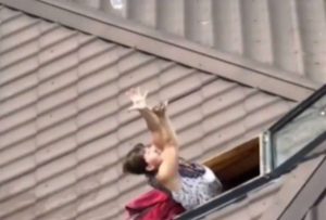 Ucrania: soldados entregan víveres a personas atrapadas por inundaciones