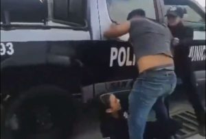 Hombre golpeó a una mujer policía en Cholula – Puebla