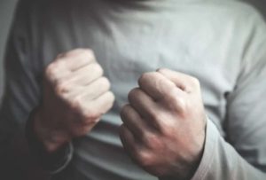 México: Fiscalía busca a abuelo golpeador