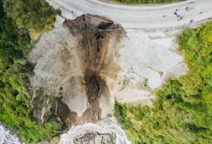 ¿Por qué se dio el derrumbe en la avenida de Los Conquistadores, en Quito?
