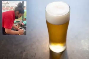 Captan a mujer ‘reciclando’ sobras de cerveza para venderla entre asistentes a un estadio