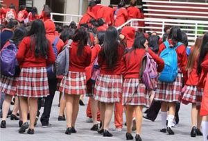 El uso de falda es opcional en escuelas y colegios