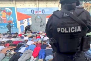 En la cárcel de El Inca, en Quito, se hizo una requisa y se incautaron armas