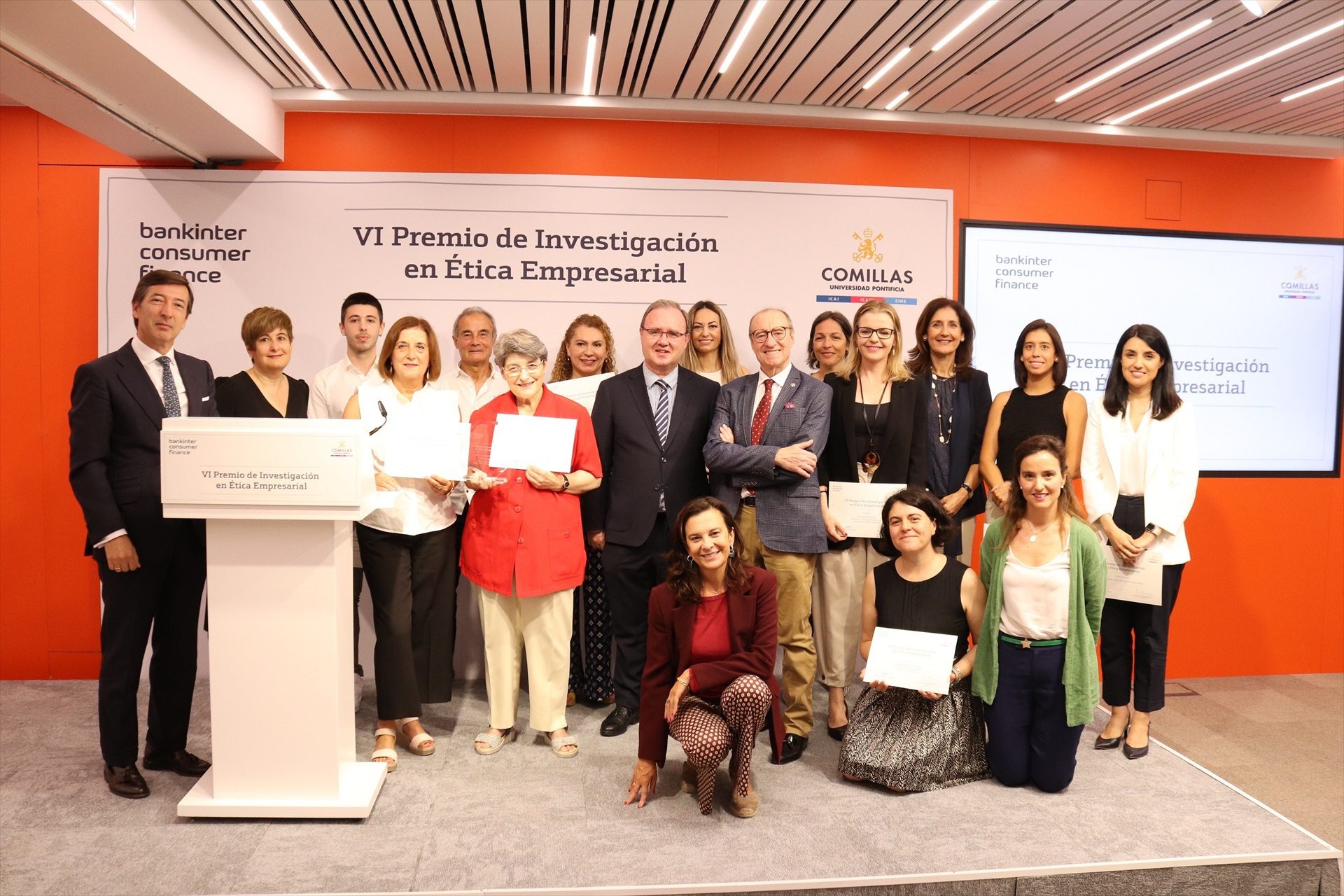 Dos estudiantes ecuatorianos ganan la VI edición de los premios de Investigación de Ética Empresarial, en España