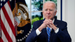 Desatinos, confusiones y caídas marcan la era Biden en Estados Unidos