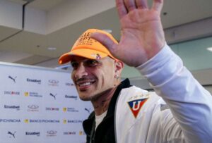 Hinchas del Deportivo Quito recibieron con insultos a Paolo Guerrero