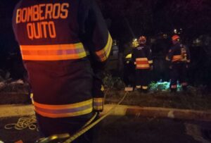 Bomberos rescataron a un ciudadano que cayó 10 metros al interior de una quebrada