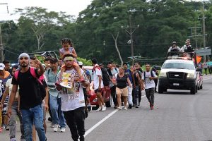 Venezolanos caminan a EE.UU. pese a nuevas restricciones