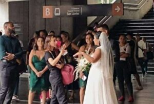 Recién casados decidieron tomarse fotos en el Metro de Medellín