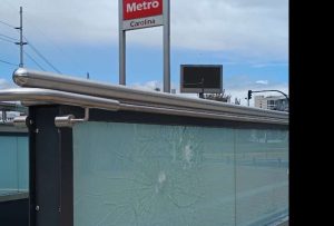 Vándalos destrozaron el acceso a una estación del Metro de Quito
