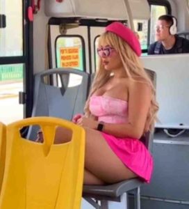 Mujer presume ropa para ver Barbie; enloquece a pasajeros de Metrobús