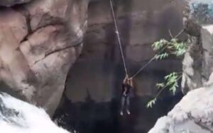 Rescatan a un turista que cayó en la cascada de Maharashtra, India