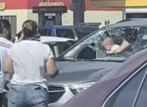 Rescatan a un bebé atrapado en un carro bajo el calor en Texas, Estados Unidos