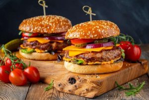Se come 34 hamburguesas en 10 minutos para celebrar el Día de la Independencia