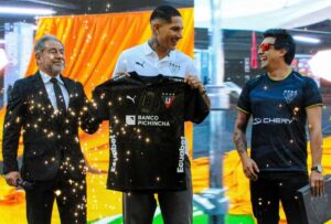 Liga de Quito presentó a Paolo Guerrero y una nueva camiseta