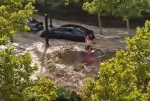 Tromba de agua inundó Zaragoza y atrapó a conductores en sus vehículos