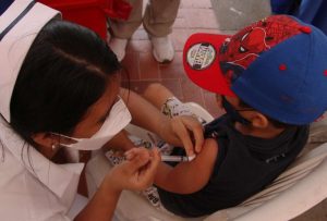 Ecuador y Perú emprenden vacunación contra polio, sarampión y rubeola en la frontera
