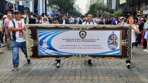 Con alegría y colorido los jóvenes rindieron honor a la ciudad de Guayaquil