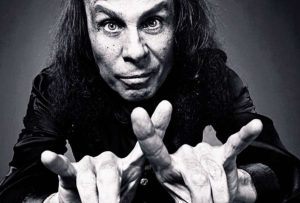 ‘Los cuernos’, icónico gesto del rock, ahuyenta los ‘malos espíritus’