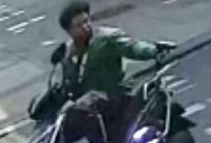 Un hombre a bordo de un ciclomotor tirotea a varias personas en Nueva York