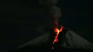 Emisiones de gas y ceniza del volcán Sangay superaron los 2.000 metros de altura