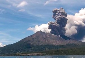 El volcán Sakurajima entró en erupción dos veces seguidas