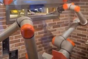 Robots cocineros, controlados con inteligencia artificial, revolucionan la elaboración de pizzas en Francia