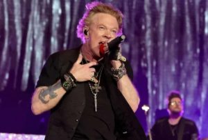 El vocalista de Guns N’ Roses se cayó en pleno concierto